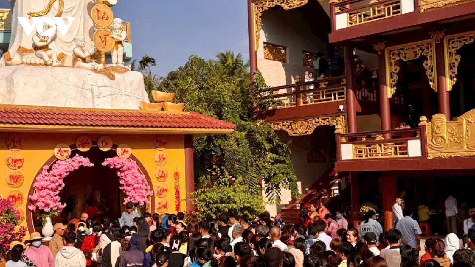 Mùng 1 Tết, nhiều ngôi chùa ở Đồng Tháp đông nghịt phật tử, du khách